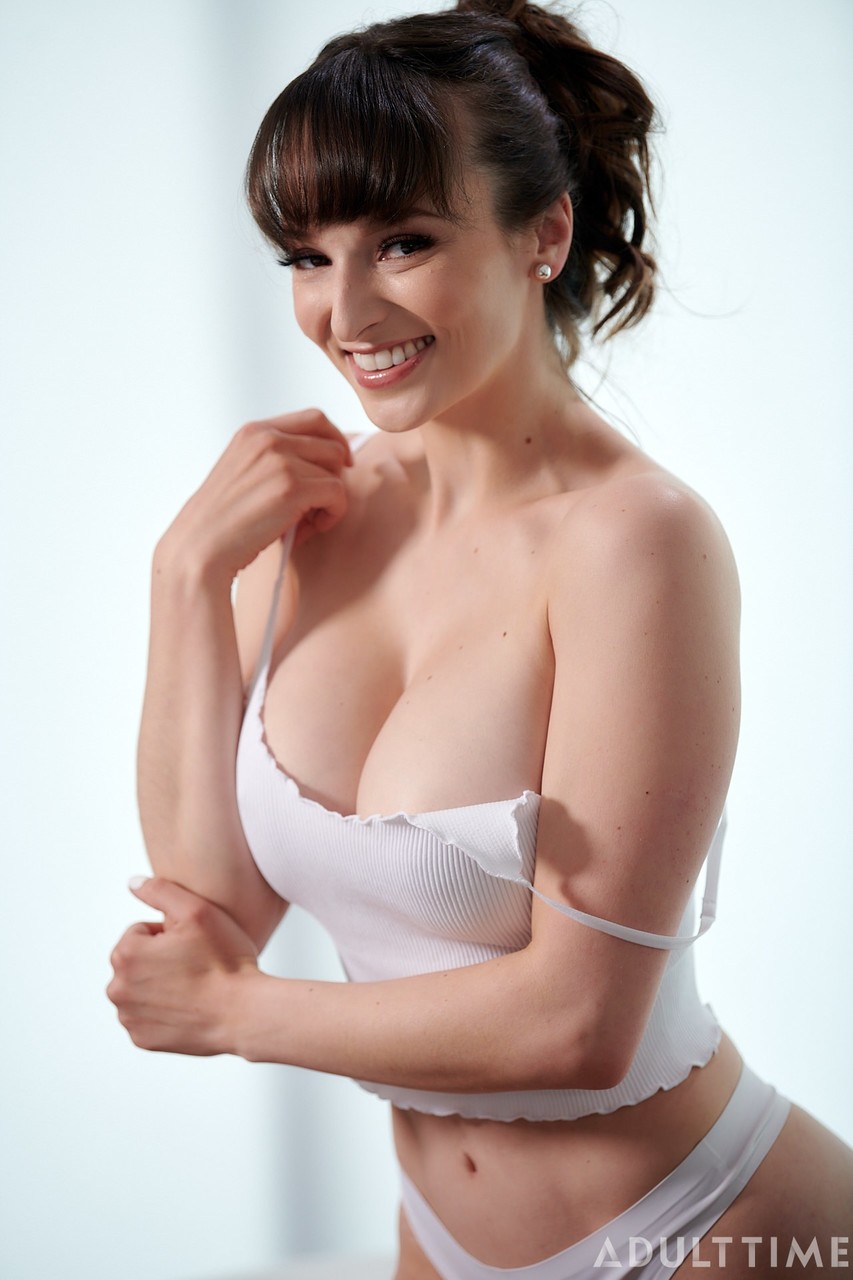 Top 20 Sexiest Mommy Pornstars SexiestPornstars.com - Sexiest mommy pornstar Lexi Luna porn pics sfw